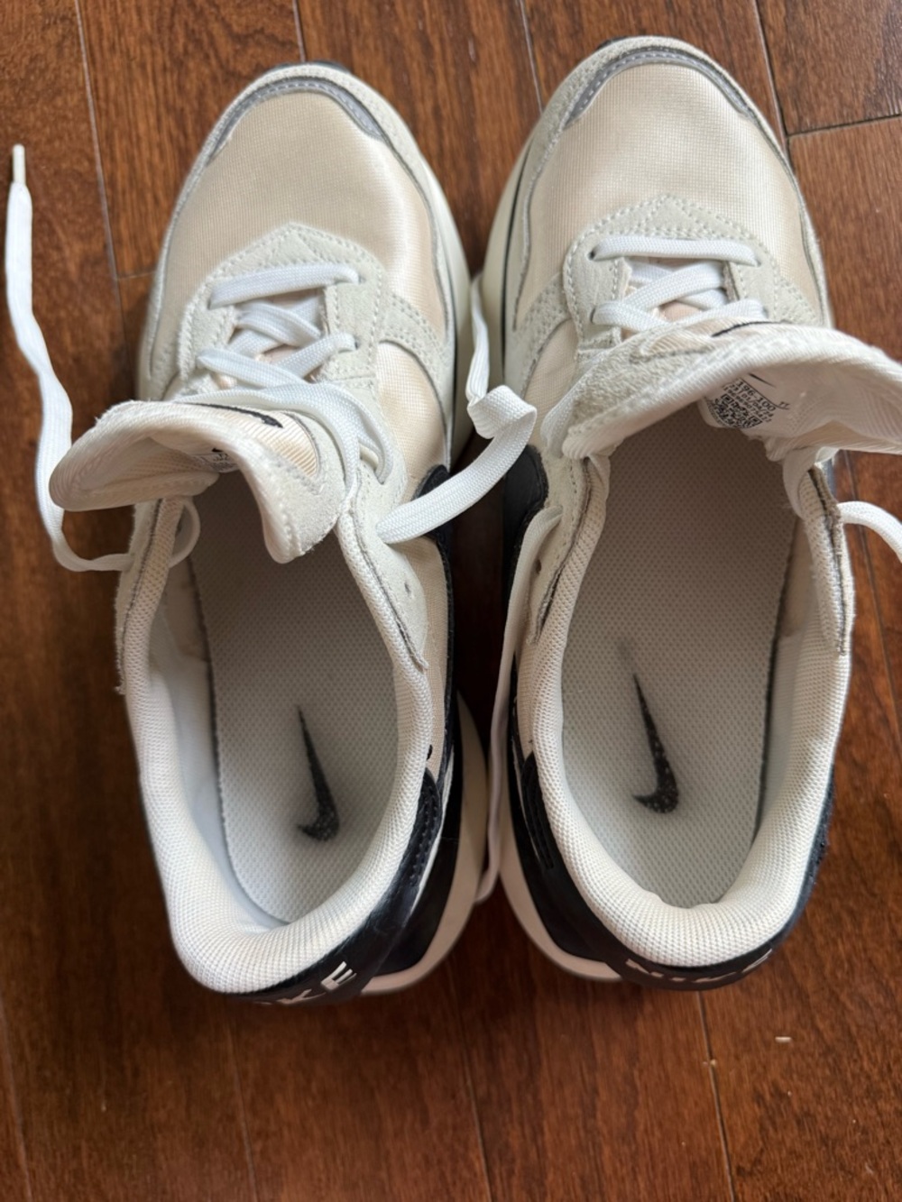 Nike women’s Phoenix waffle sneakers size 6.5 in white, and black - Picture 10 of 12